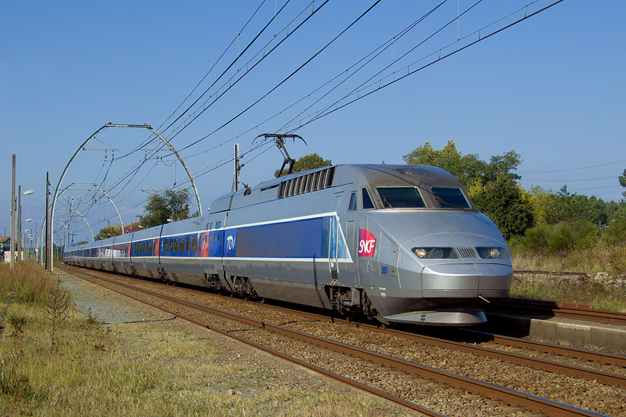 En provenance de Bordeaux, voila le TGV A 389 passant à Rion des Landes le 19.09.2008.jpg